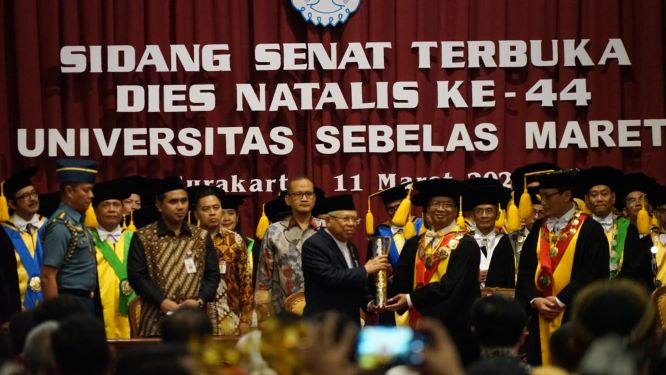 Wapres Terima Penghargaan dari UNS