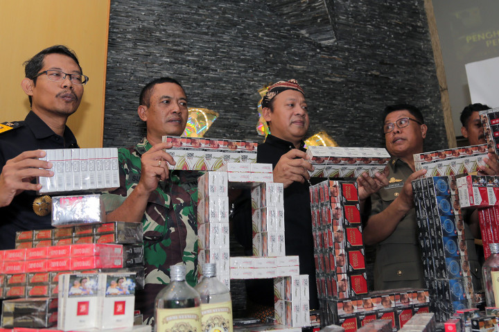 Bea Cukai Blitar Musnahkan Rokok dan Minuman Beralkohol Ilegal