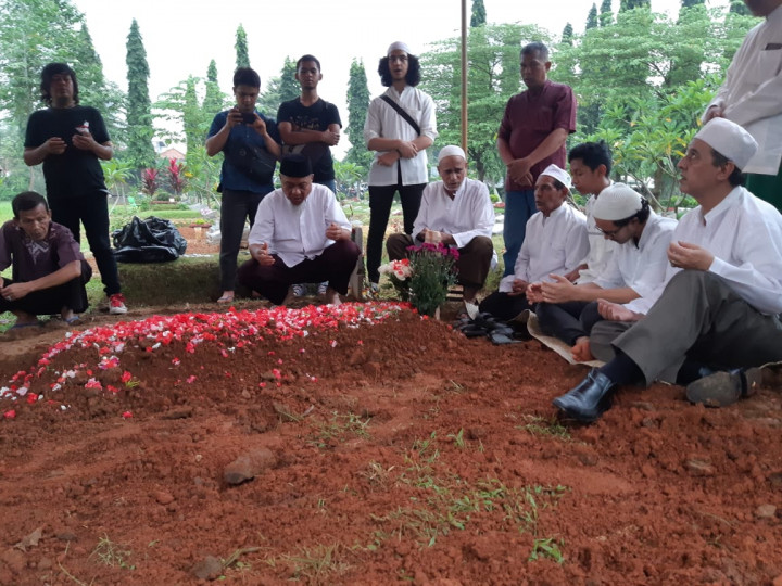 Suasana Pemakaman Rama Aiphama