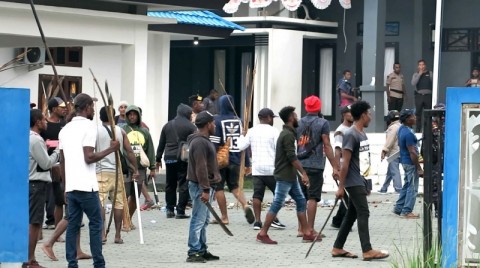 10 Terduga Pelaku Perusakan Kantor Bupati Waropen Diperiksa