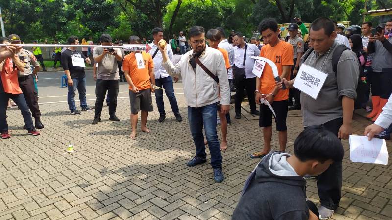 Kepolisian Sektor Serpong, Polresta Tangerang Selatan, Banten, menggelar reka adegan pembegalan dan penganiayaan terhadap AF . (Foto; Medcom.id/Farhan)