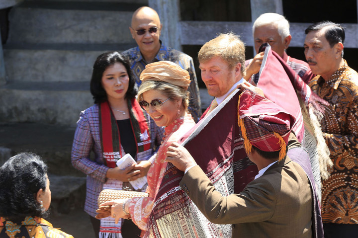 Raja dan Ratu Belanda Dihadiahi Ulos Pununsaan