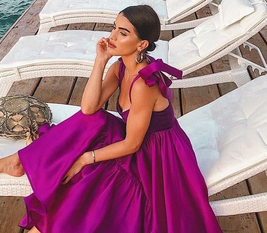 Maxi dress sering dipilih karena membuat pemakainya menjadi terlihat lebih sopan dan anggun. (Foto: Ilustrasi. Dok. sdfashiontrends.com)