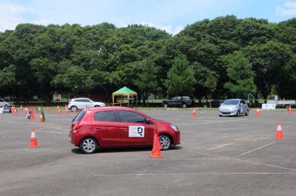 Mengemudi mobil sebaiknya belajar melalui lembaga profesional. Karyaku