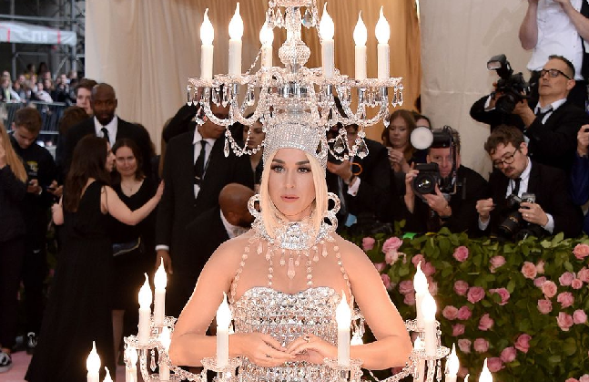 Katy Perry mengenakan kostum lilin karya  Jeremy Scott di MET Gala 2019. (Foto: Dok. Harper'sbazaar.com)
