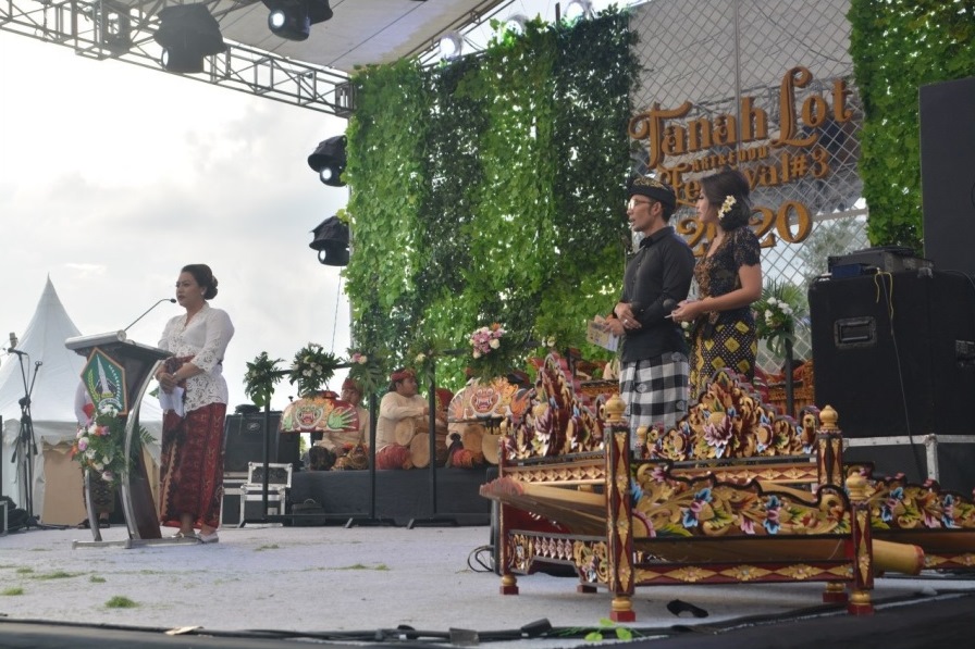 Bupati Tabanan Ni Putu Eka Wiryastuti saat memberikan sambutan pada acara pembukaan Tanah Lot Art & Food Festival 3, di Kabupaten Tabanan, Bali, Jumat (13/3/2020). Istimewa