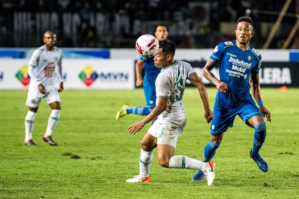 Penyerang Persib Bandung, Wander Luiz (kanan), berduel dengan bek PSS Sleman, Asyraq Gufron (ANTARA/M Agung Rajasa)