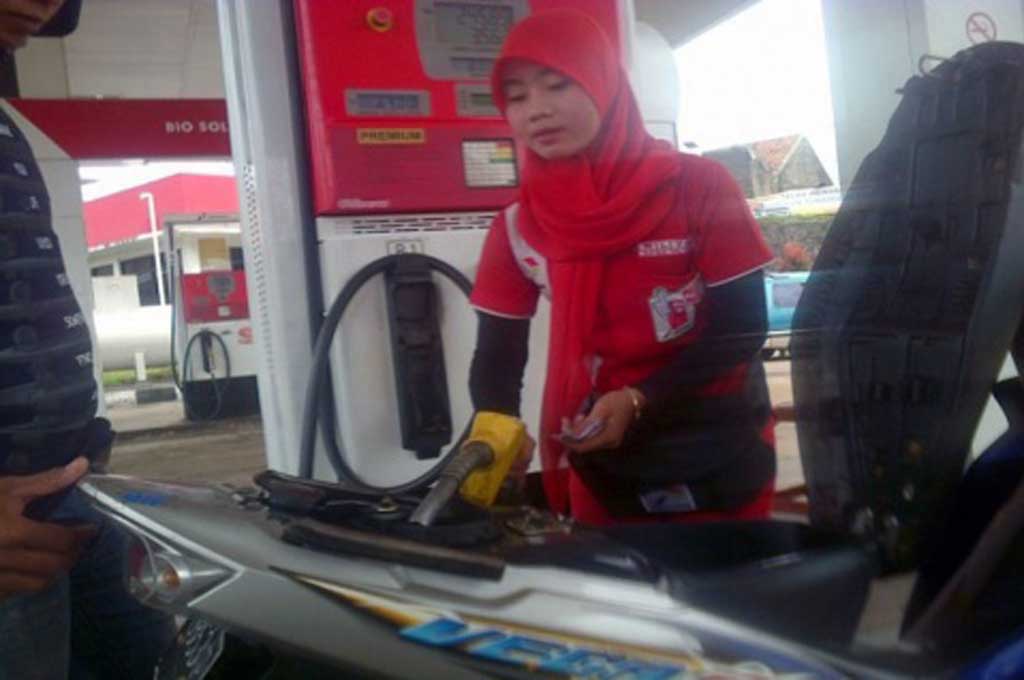 Mematikan mesin kendaraan saat mengisi BBM bisa menjauhkan dari masalah. Dok. MI