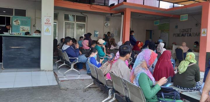 Ratusan Warga Antre Cek Kesehatan di Puskesmas Pamulang