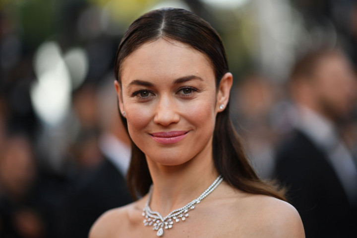 Gadis Bond Olga Kurylenko Terinfeksi Covid-19