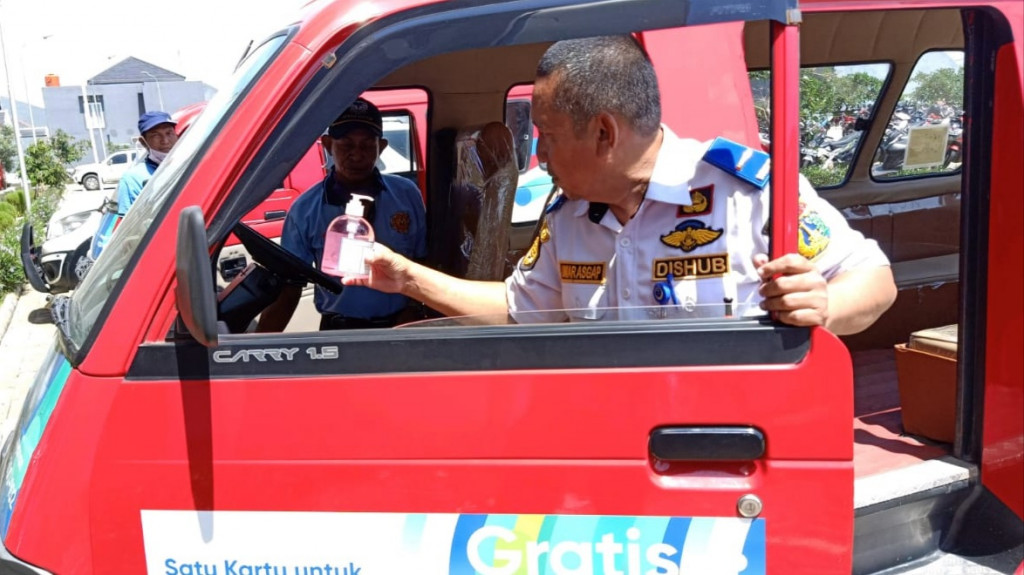 Hand sanitizer di angkutan umum/Medcom.id/Yurike Budiman