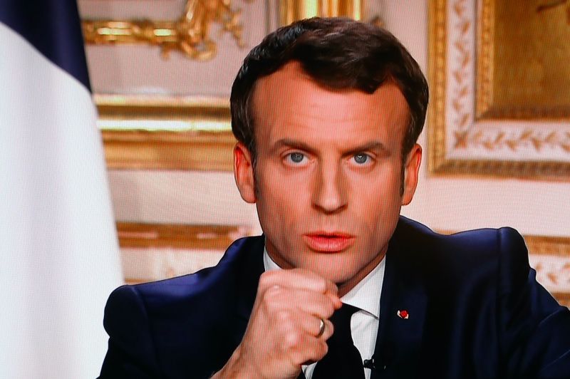 Presiden Prancis Emmanuel Macron layangkan pernyataan terkait virus korona melalui televisi. Foto: AFP