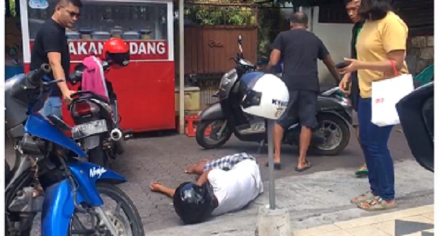 Gambar Rumah Makan Padang Pria Ini Ambruk di Depan Rumah  Makan  Padang  karena Korona 