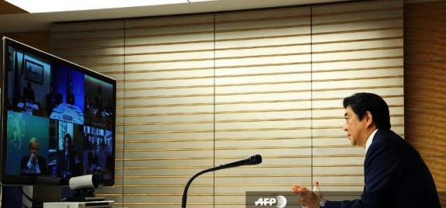 Shinzo Abe saat konferensi video jarak jauh dengan pemimpin G7-Foto: AFP