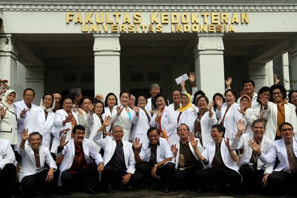 Dokter dan mahasiswa