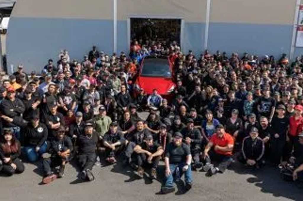 Tesla tetap operasikan pabriknya di tengah wabah virus corona. Carscoops