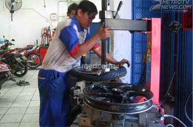 Benarkah Ganti Ban Tanpa Tyre Changer Bikin Pelek Cepat Rusak?