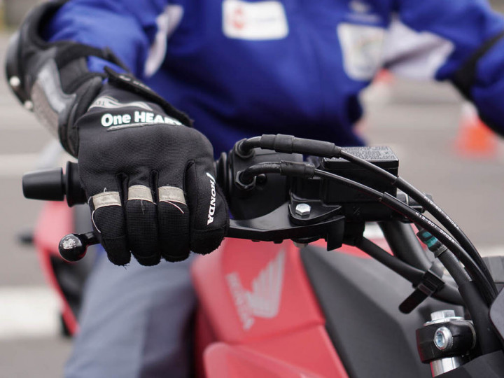 Hilangkan Kebiasaan Pengereman dengan Dua Jari Saat Berkendara