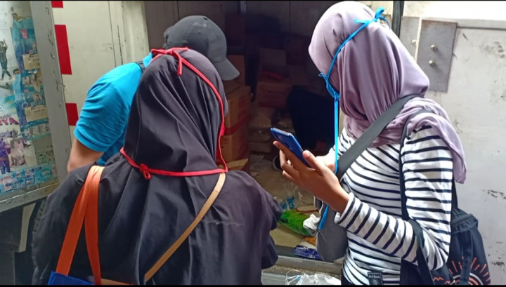 Warga Cempaka Putih Serbu Pasar Rawasari