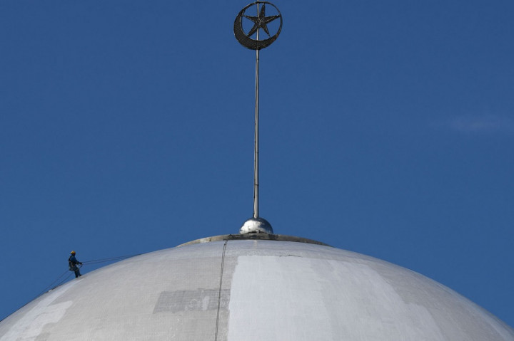 Lafaz Azan <i>'Shallu fi Rihaalikum'</i> dan Sejarah Anjuran Salat di Rumah