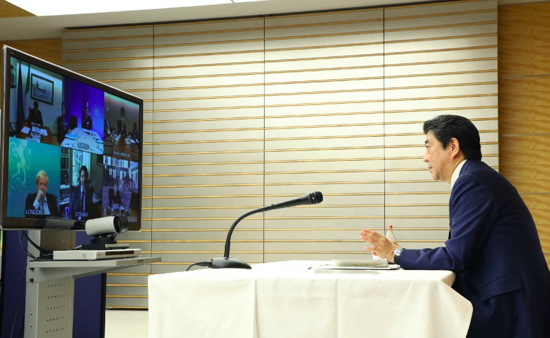 PM Jepang Shinzo Abe lakukan konferensi video para pemimpin G7. Foto: AFP