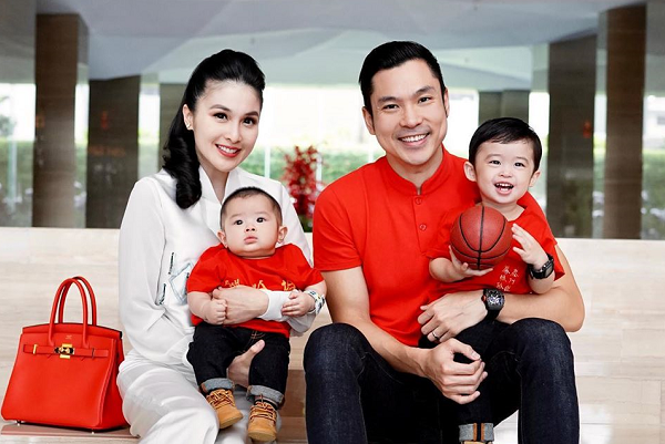 Sandra dan suami berkomitmen saat pulang kerja sebisa mungkin membangun waktu yang berkualitas dengan kedua anaknya. (Foto: Dok. Instagram/@sandradewi88) 