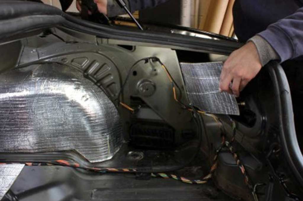 Peredam kap mesin berfungsi menyerap atau meredam suara mesin ke luar atau ke dalam kabin. Daihatsu