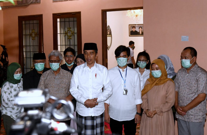 Jokowi Tetap Bekerja di Tengah Duka