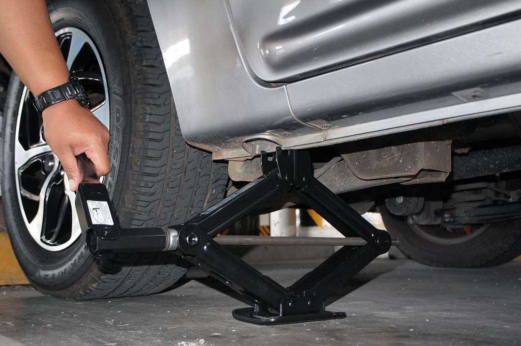 Ada posisi yang harus diketaui untuk mendongkrak mobil. Hyundai