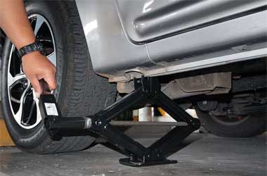 Pahami Titik Tumpu Dongkrak Mobil