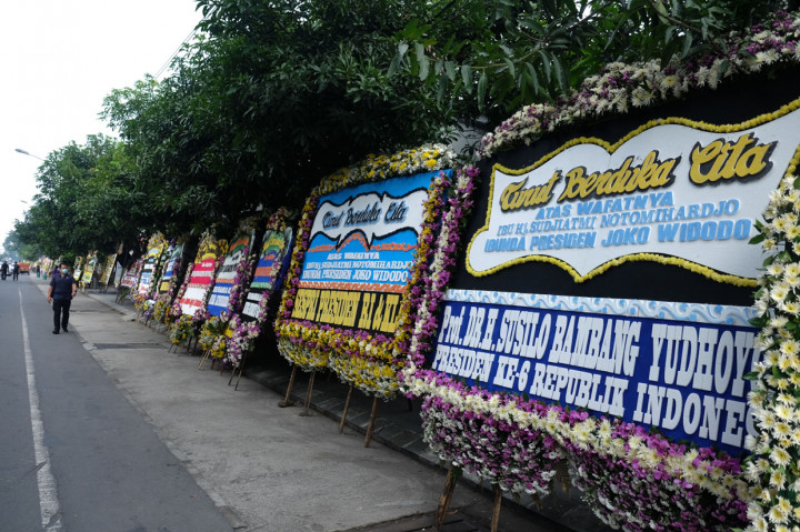 Karangan Bunga Penuhi Kediaman Ibunda Jokowi