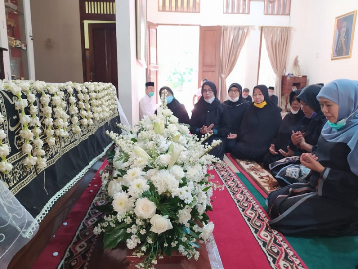 Kenangan Khofifah dengan Ibunda Jokowi