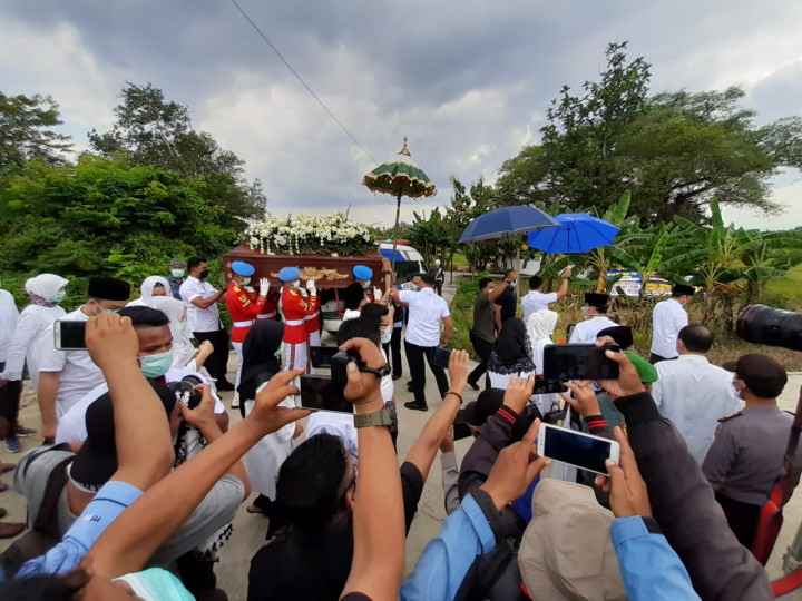 Gerimis Iringi Pemakaman Ibunda Jokowi
