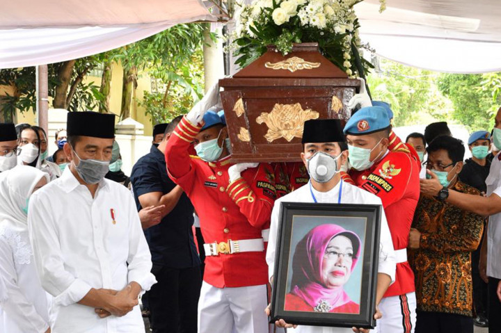 Prosesi Pemakaman Ibunda Jokowi