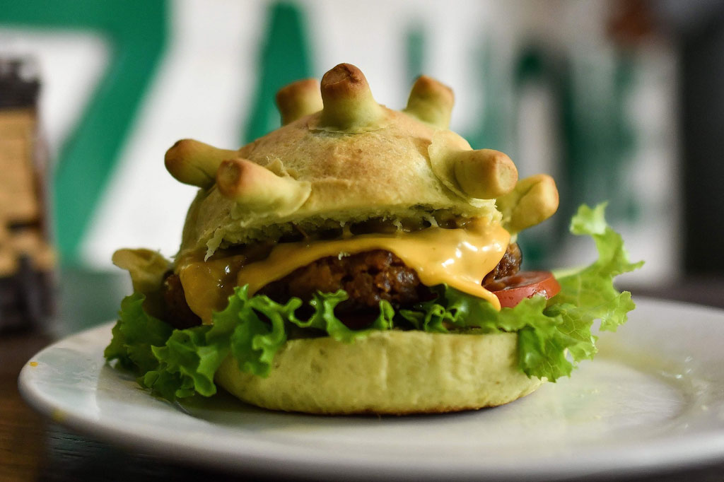 Koki Hanoi Sebarkan Kebahagiaan Lewat 'Coronaburger'