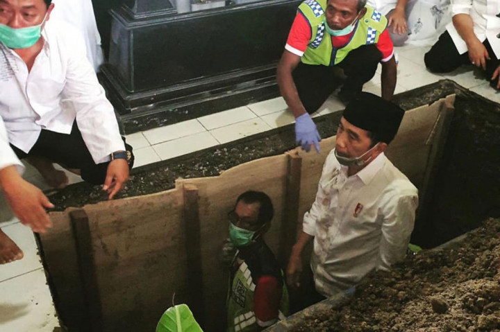 Jokowi Ikut Menguburkan Jenazah Ibunda