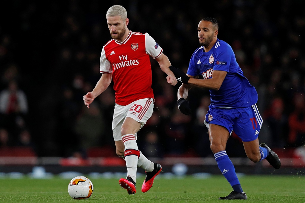 Shkodran Mustafi (kiri). (Foto: AFP/Adrian Dennis)