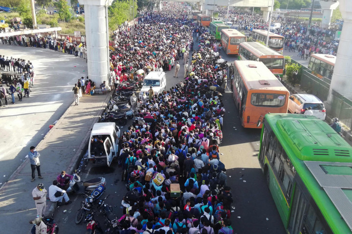 <i>Lockdown</i>, Buruh di India Mudik Jalan Kaki
