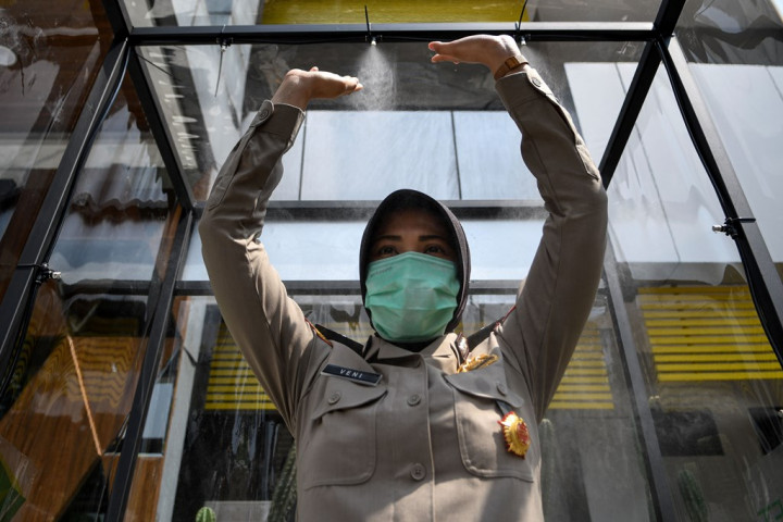 Apakah Penyemprotan Disinfektan Efektif Membunuh Virus di Tubuh?