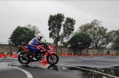 Trik Berkendara Aman di Kondisi Hujan Intensitas Sedang hingga Tinggi