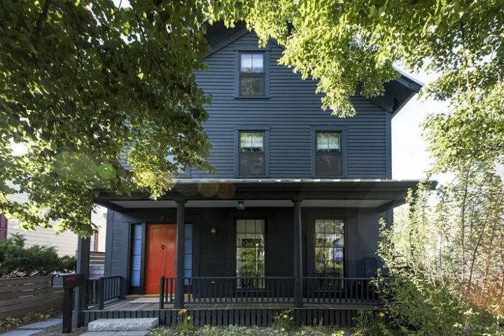 Rumah Bergaya Pedesaan Era 1847 Dijual