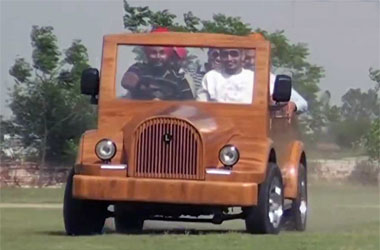 Pasang Bodi Kayu, Mobil Ini Sanggup Melaju 130 Km Per Jam