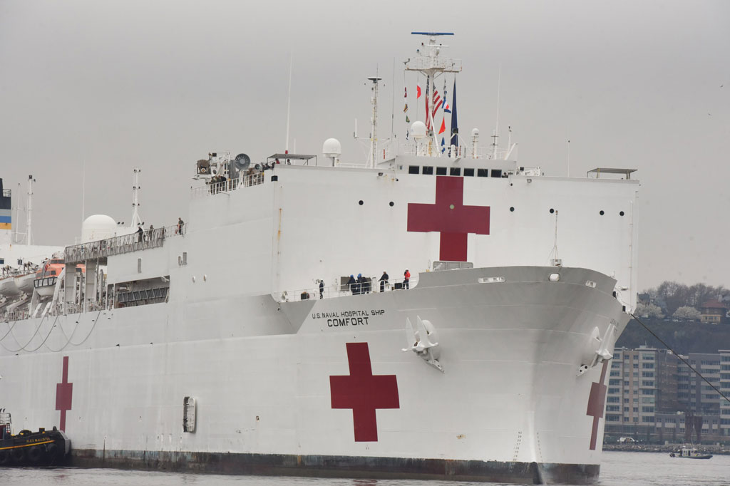 Kapal Rumah Sakit Militer Tiba di New York