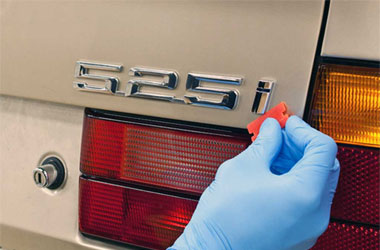 Cara Gampang Bersihkan Emblem Mobil Biar Lebih Kinclong