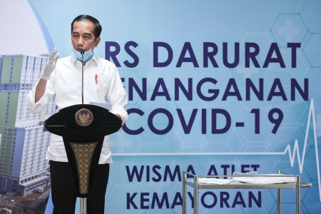 Presiden Joko Widodo memberikan keterangan pers saat meninjau Rumah Sakit Darurat Penanganan Covid-19 Wisma Atlet Kemayoran, Jakarta, Senin, 23 Maret 2020. Foto: Antara/Hafidz Mubarak A