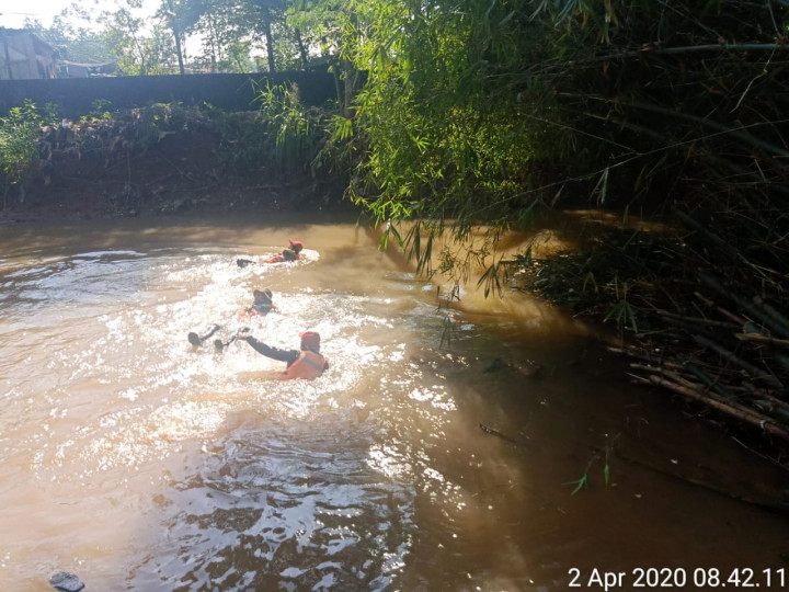 Tumpukan Sampah Bambu Kali Cikeas Bekasi Telah Diangkut