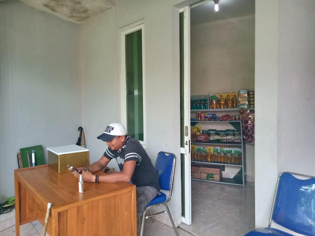 Warung dadakan di dalam kompleks guna memenuhi kebutuhan sembako sehari hari.(Foto: Istimewa)