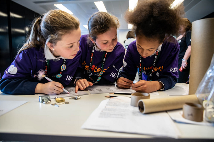 Belajar di Rumah dengan Girls4Tech Connect