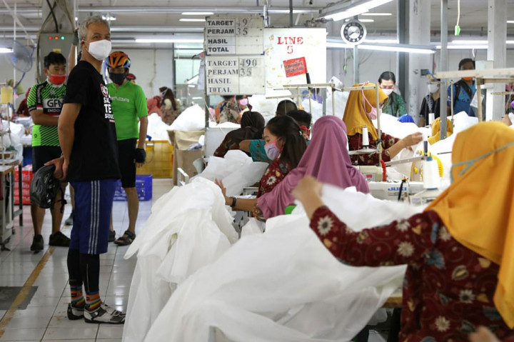 Ganjar Borong 10 Ribu APD dari Perusahaan Garmen di Semarang