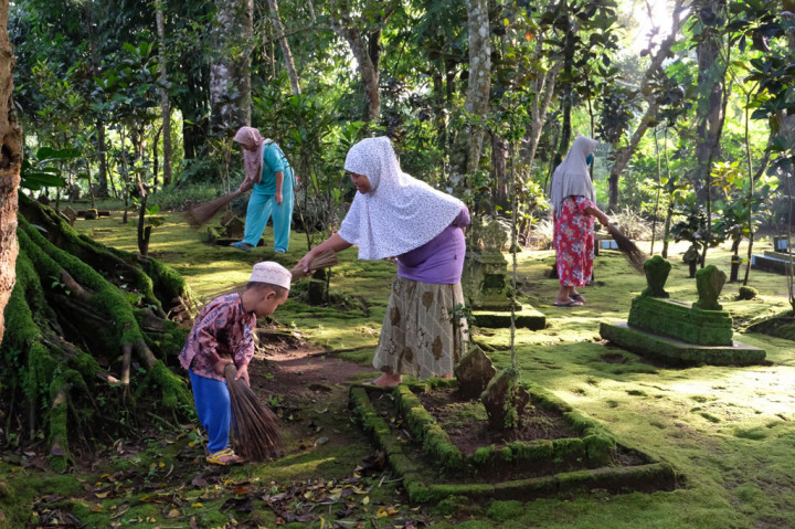 Warga Temanggung Bersih-bersih Makam Jelang Ramadan